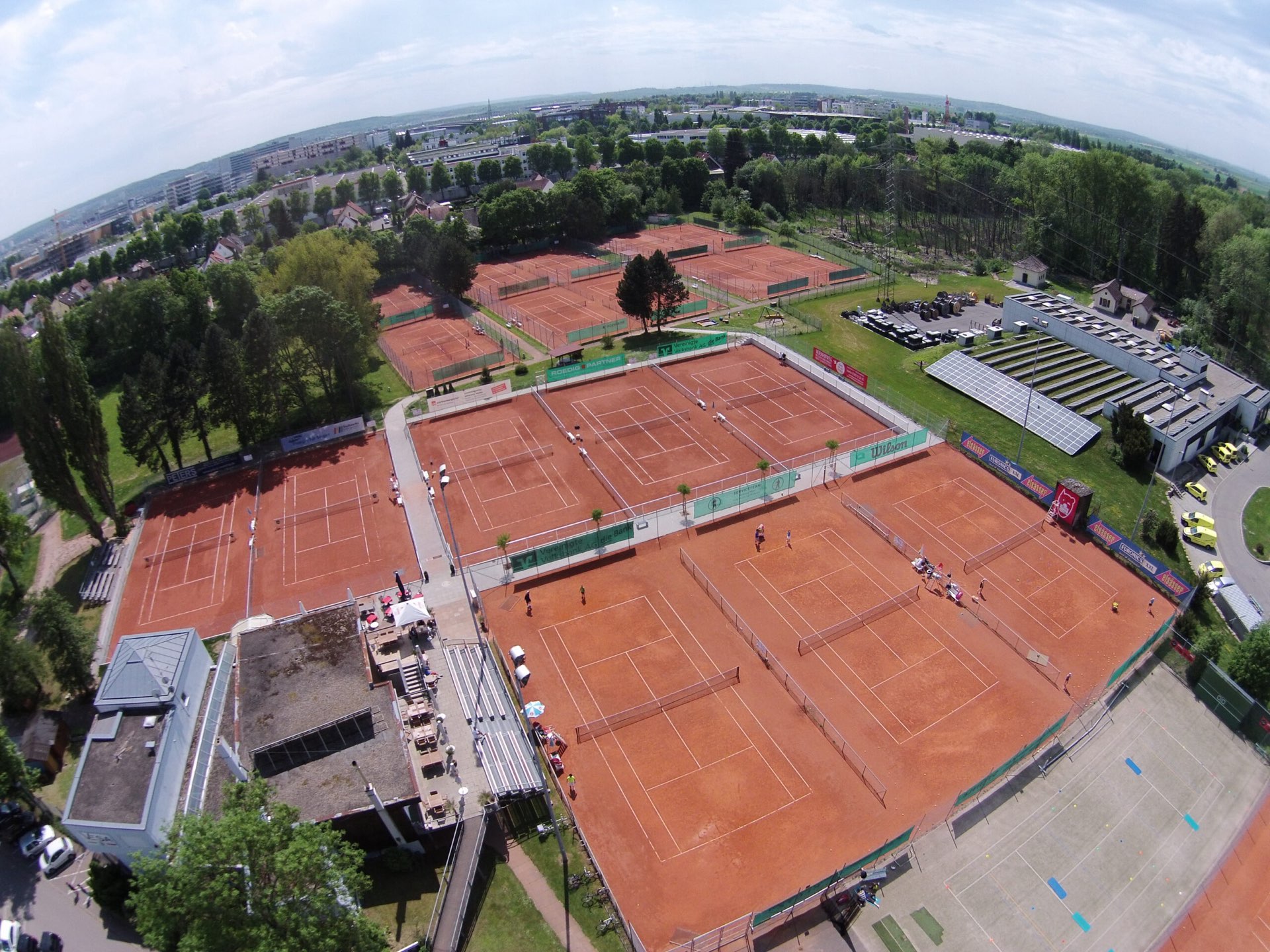 Luftbild der Tennisanlage des VfL Sindelfingen mit den Sandplaetzen